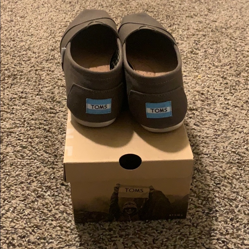 Toms - Picture 3 of 5
